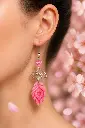 AI Generated Éventail Rosalia — porté sur mannequin, fond floral