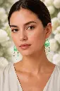 AI Generated Cascade Émeraude – porté sur mannequin, fond floral.webp