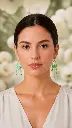 AI Generated Cascade Émeraude – vue de face sur mannequin, fond floral.webp