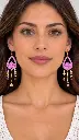 Portrait aux boucles roses et attaches dorées.webp