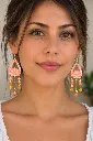 Portrait de femme aux boucles lotus colorées.webp