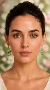 AI Generated Éclosion Émeraude – vue de face, fond floral.webp