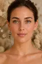 AI Generated Brume Sépia — porté sur mannequin, vue de face, fond floral