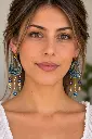 Portrait élégant aux boucles d’oreilles artisanales.webp