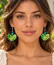 Portrait lumineux avec boucles d’oreilles feuillage vert.webp
