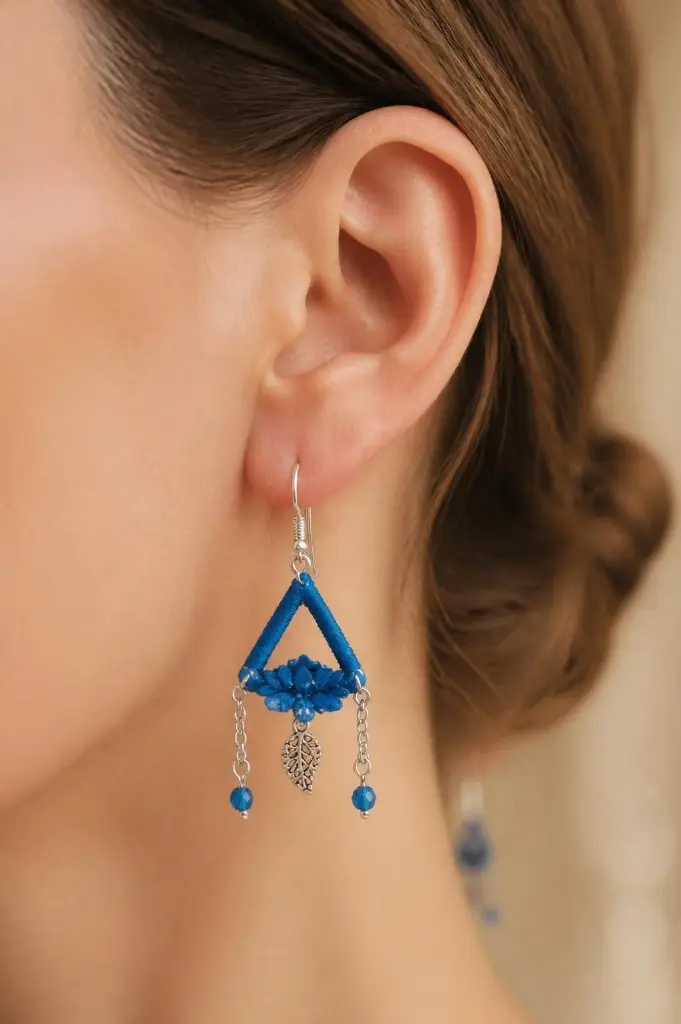 AI Generated Mise en valeur – boucles d’oreilles bleues (photo portée, style e-commerce)