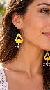 Boucles d’oreilles jaunes bohèmes портées.webp