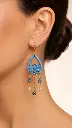 AI Generated Brume d’Argent – boucles d’oreilles portées (modèle humain).webp