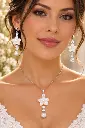 Portrait de mariée aux bijoux floraux perlé.webp