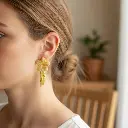 AI Generated Mise en situation des boucles d'oreilles Fleurs Marbrées Jaunes et Roses