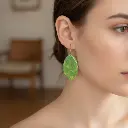 AI Generated Mise en situation des boucles d'oreilles Gouttes Marbrées Vertes et Jaunes