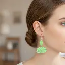 AI Generated Mise en situation des boucles d'oreilles Lotus Vert Pomme Marbré